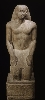 Le Crépuscule des pharaons : Statue agenouillée de Nakhthorheb provenant de Baqlieh,  XXVIe dynastie, grès silicifié, 148 cm (H) x 46,5 cm (L) x 70 cm (P), Musée du Louvre, Paris. © RMN/Patrick Leroy 